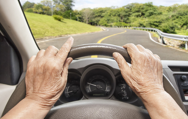 Donna anziana guida una macchina lentamente in autostrada
 - Foto, immagini