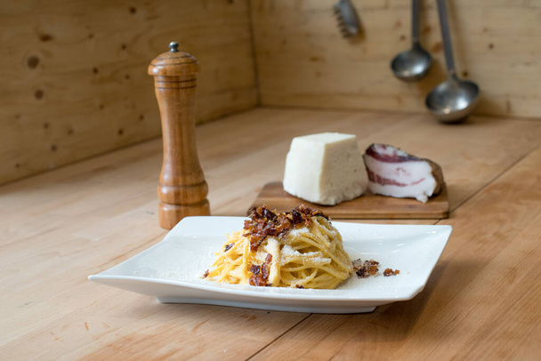 Bucatini alla gricia, traditionele Italiaanse pasta op basis van guanciale (gezouten varkenswang), pecorino kaas en zwarte peper - Foto, afbeelding