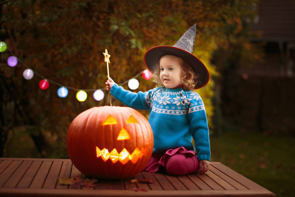 Lapset karkki tai kepponen Halloween puku. Lapset värikäs pukeutua karkkia ämpäri esikaupunkialueella kadulla. Pieni tyttö temppu tai hoitoon kurpitsa lyhty. Syksyn loma hauskaa. - Valokuva, kuva
