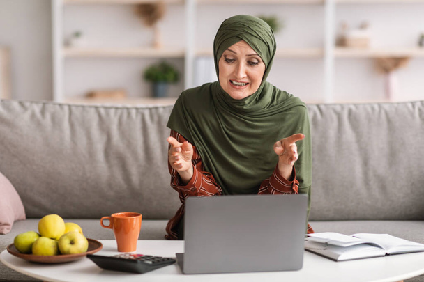 Volwassen Midden-Oosten Business Lady Video Roeping Praten met laptop binnen - Foto, afbeelding
