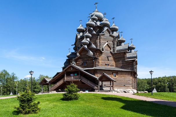 サンクトペテルブルク。ロシア。仲裁の木造教会. - 写真・画像