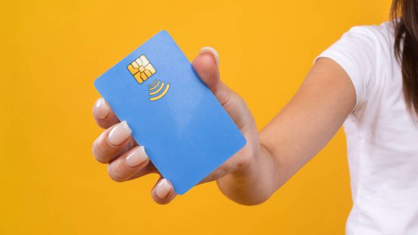 Primo piano di donna mano in possesso di carta di credito in plastica - Foto, immagini