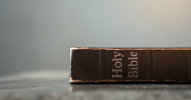 A Bíblia Sagrada está em uma mesa de cimento.Conceito de religião - Foto, Imagem