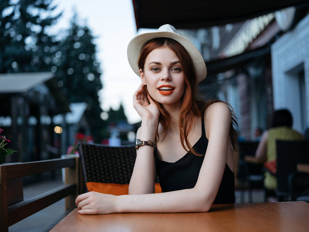 csinos nő egy nyári kávézó nyaralás nyári kommunikáció - Fotó, kép