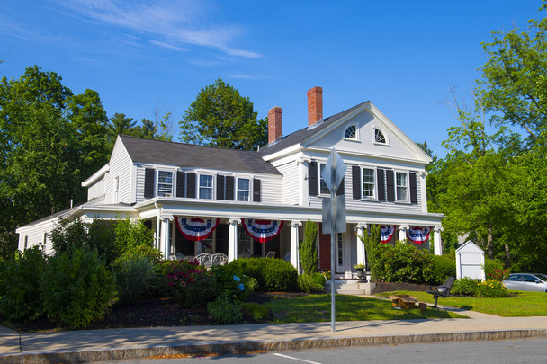 Zabytkowy dom przy Great Road w zabytkowym centrum Bedford, Massachusetts MA, USA.  - Zdjęcie, obraz