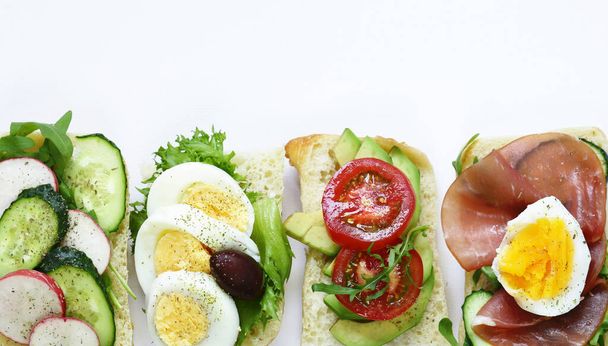 бутерброды с различными начинками - овощи, ветчина и яйцо
 - Фото, изображение