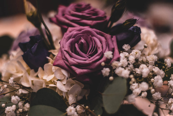 A closeup shot of a bouquet with roses - Foto, Imagen