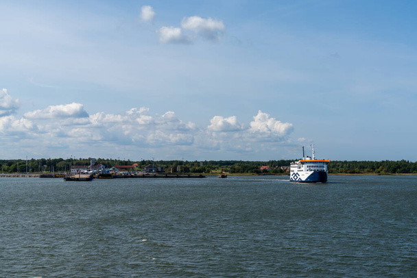 Kuihatsu, Estonia - 13 agosto 2021: veduta del traghetto passeggeri che parte dall'isola di Saaremaa per Virtsu sulla terraferma estone - Foto, immagini