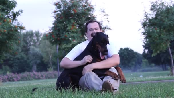 Man playing with dog - Záběry, video
