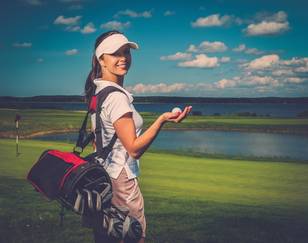 žena s vakem a míč na hřišti golf - Fotografie, Obrázek