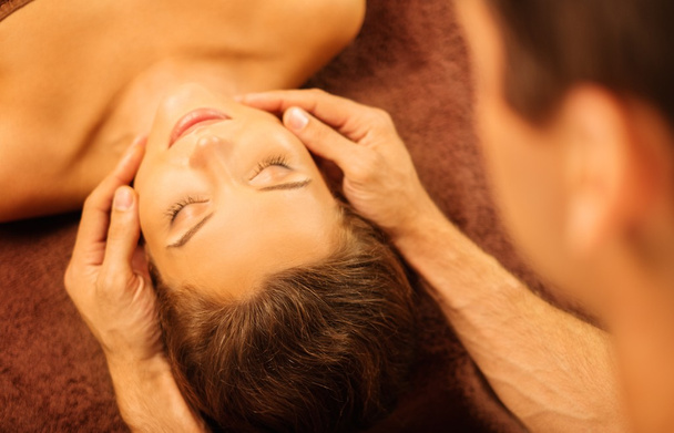 Mulher fazendo massagem facial - Foto, Imagem