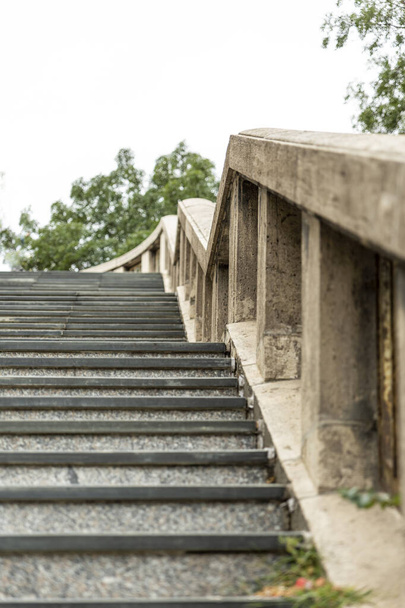 Nízký úhel pohledu na staré kamenné schody v Toskánsku. Selektivní zaměření. - Fotografie, Obrázek