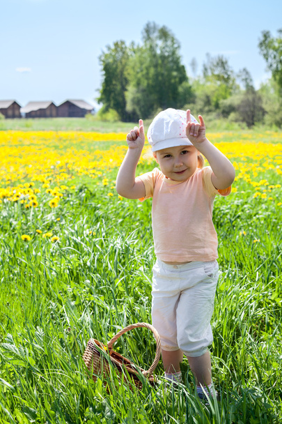 Girl playing at meadow - Zdjęcie, obraz