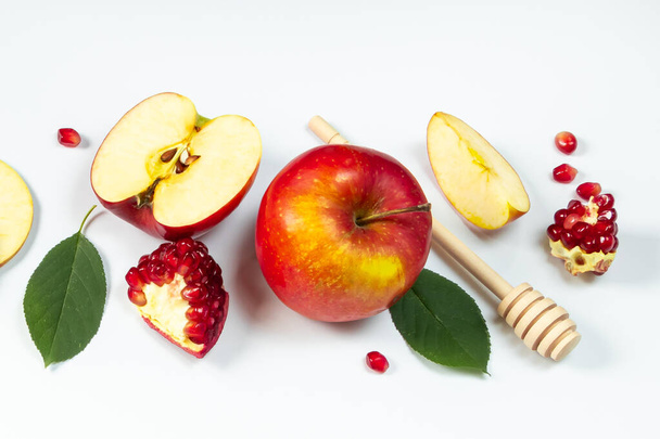 Rosh Hashanah konsepti. Geleneksel dini Yahudi bayramı. Beyaz arkaplanda nar, bal ve elmalar. - Fotoğraf, Görsel