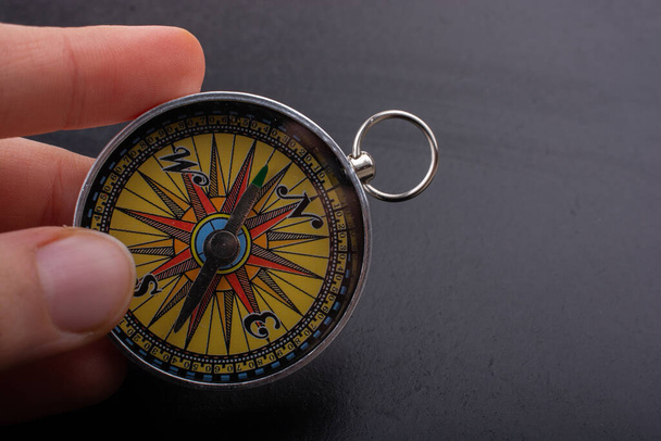 Kompass in der Hand als Symbol für Tourismus und Outdoor-Aktivitäten mit Kompass - Foto, Bild