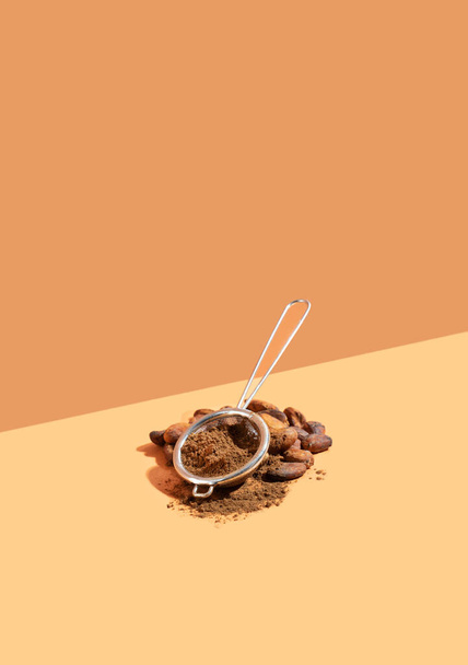 Composizione creativa della proiezione diagonale isometrica con ingredienti sani prodotti a base di cacao biologico: fagioli, polvere su fondo avorio. Concetto di salute, supercibo energetico, cibo per il cervello. Copia spazio - Foto, immagini