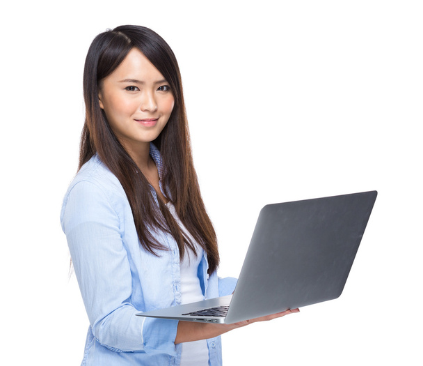asiatische Frau mit Laptop auf weißem Hintergrund isoliert - Foto, Bild