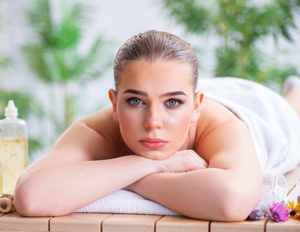 Vrouw tijdens massage sessie in spa - Foto, afbeelding
