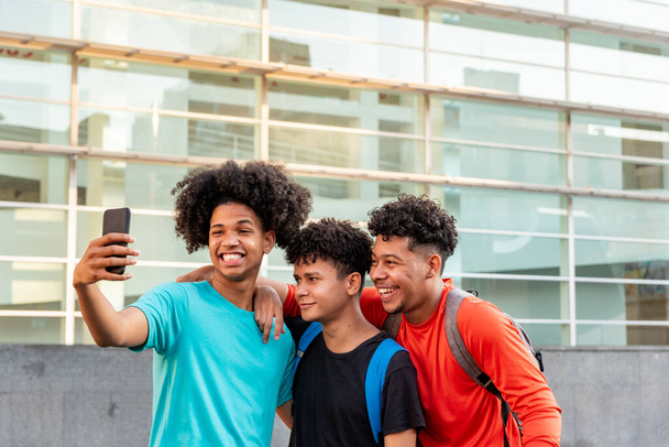 Amigos multiétnicos tomando selfie en la calle - Foto, Imagen