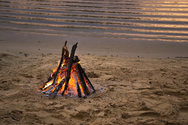 φωτιά στην αμμώδη παραλία - Φωτογραφία, εικόνα