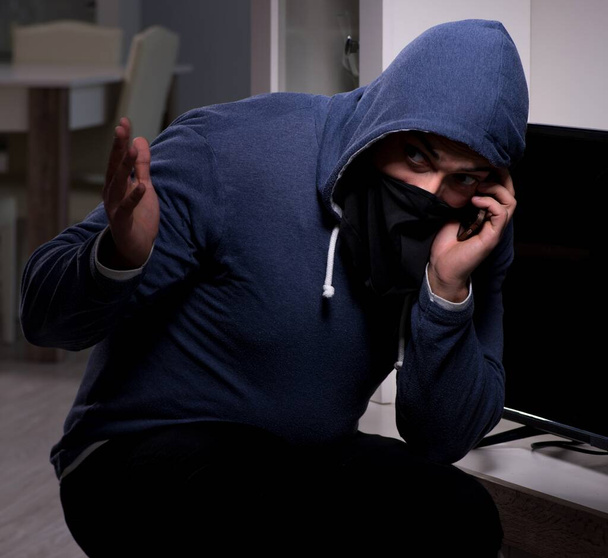 Κλέφτης κλεφτών που κλέβει τηλεόραση από την πολυκατοικία - Φωτογραφία, εικόνα