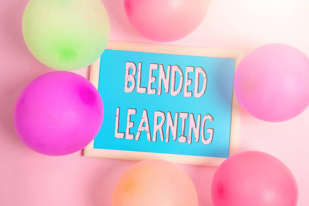 Tekst pokazujący inspirację Blended Learning. Słowo łączy w sobie tradycyjne lekcje w klasie z nauczaniem online Kolorowe zaproszenie Party Designs Bright Celebration Planning Ideas - Zdjęcie, obraz