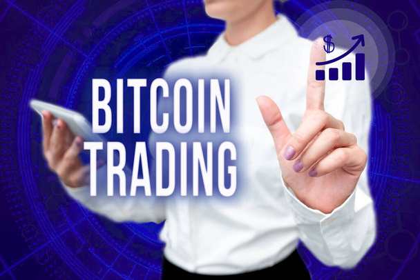 Bildunterschrift: Bitcoin-Handel. Geschäftsansatz Kauf und Verkauf von Kryptowährungen am Aktienmarkt Lady In Uniform Standing Hold Phone Virtual Press Button Futuristische Technologie. - Foto, Bild