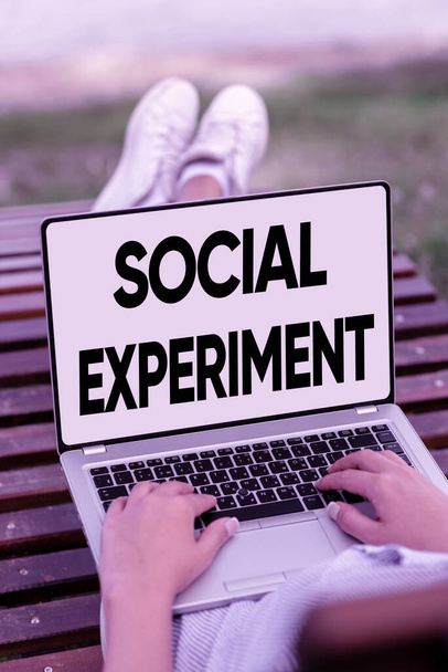 El yazısı sosyal deney metni. Çevrimiçi işlerde insan deneklerle yürütülen araştırma projesine iş yaklaşımı ve İnsanları Uzaktan Birleştiren Çalışmalar - Fotoğraf, Görsel