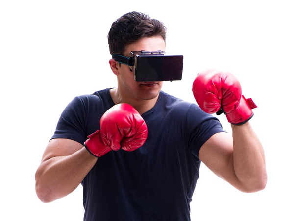 Ο άνθρωπος παίζει με γυαλιά εικονικής πραγματικότητας σε λευκό φόντο - Φωτογραφία, εικόνα