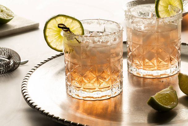 Margarita-Mocktails auf einem Metalltablett, von hinten hell erleuchtet. - Foto, Bild