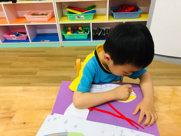 little boy playing with pencils at home - Фото, зображення