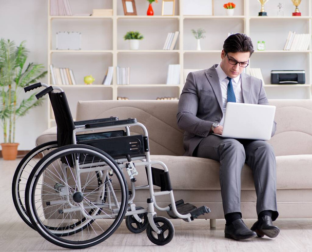 Dsabled empresário em cadeira de rodas trabalhando em casa - Foto, Imagem