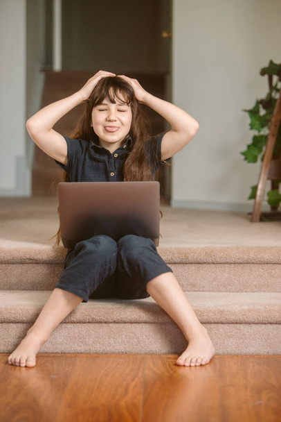 portret van schattig kind meisje doet on-line leren met behulp van laptop, thuisonderwijs, afstandsonderwijs - Foto, afbeelding