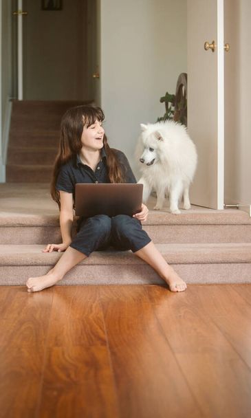 портрет милої дівчини, яка навчається онлайн, використовуючи ноутбук, домашнє навчання, дистанційне навчання
 - Фото, зображення