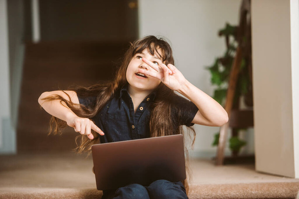 muotokuva söpö lapsi tyttö tekee online-oppimista kannettavan tietokoneen, kotiopetuksessa, etäopiskelua - Valokuva, kuva