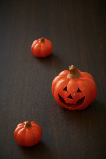 古い木製の背景にハロウィンかぼちゃ - 写真・画像