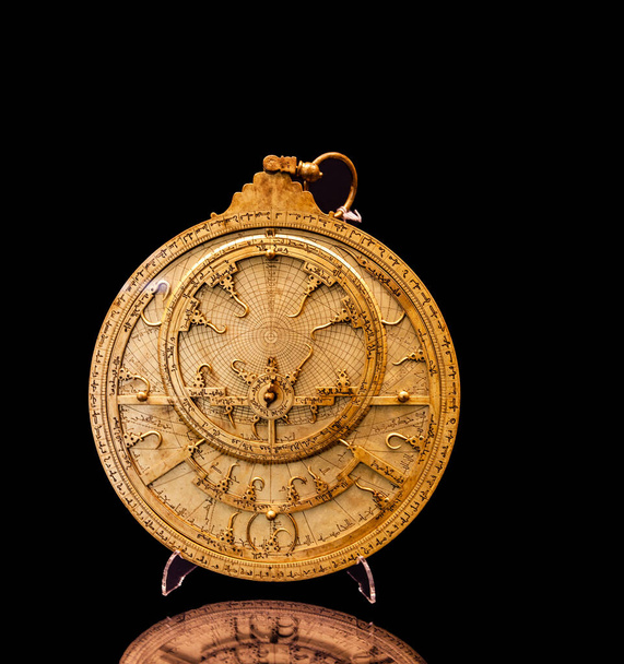 Astrolabio, un instrumento utilizado para realizar mediciones astronómicas, típicamente de las altitudes de los cuerpos celestes, y en la navegación para calcular la latitud, antes del desarrollo del sextante. - Foto, imagen