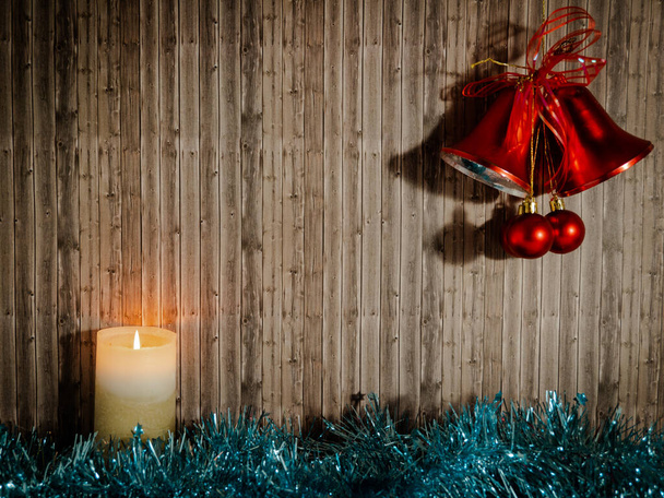Διακοσμητική Χριστουγεννιάτικη σύνθεση με κεριά σε ξύλινο φόντο. - Φωτογραφία, εικόνα
