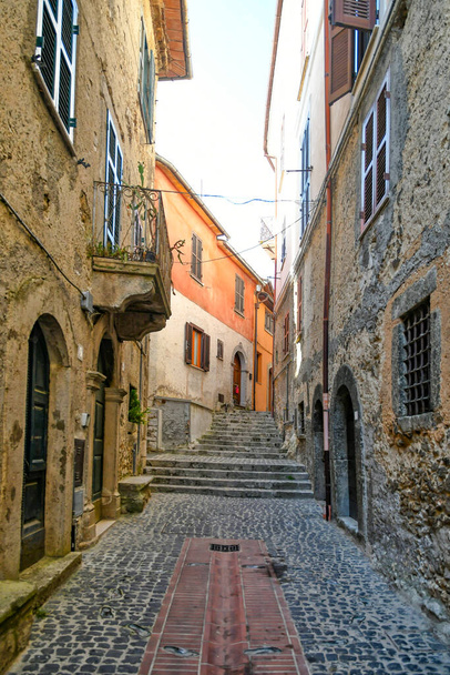 Ένας δρόμος στο ιστορικό κέντρο του Morolo, μια μεσαιωνική πόλη στην επαρχία Frosinone. - Φωτογραφία, εικόνα