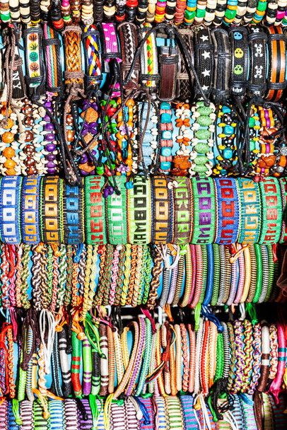 muchos brazaletes y pulseras para la venta - Foto, imagen