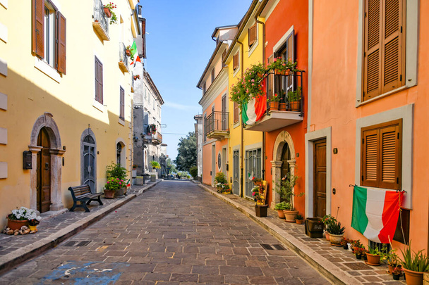Una calle en el centro histórico de Morolo, una ciudad medieval en la provincia de Frosinone, Italia. - Foto, Imagen