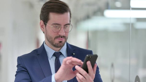 Portrait de jeune homme d'affaires utilisant Smartphone  - Photo, image