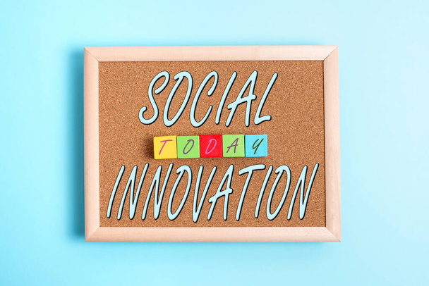 ソーシャルイノベーションが表示されます。より良い方法で社会的ニーズを満たすことを目的としたビジネスショーケースの実践多色で研磨表面上のサンプルキューブ長方形ボックスのスタック - 写真・画像