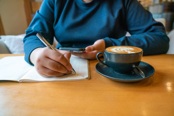 Detailní záběr ženy rukou psaní poznámek - Fotografie, Obrázek