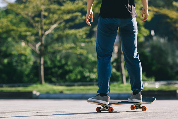 Skateboarder skateboarding outdoors in city - 写真・画像