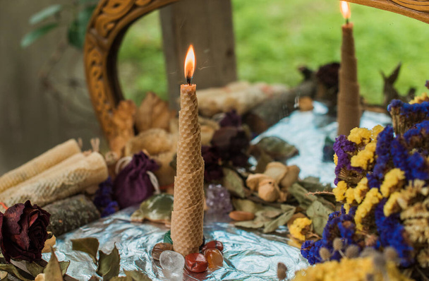 Ritual mágico con una vela. Concepto de Paganismo y Wicca, Magia Eslava - Foto, imagen