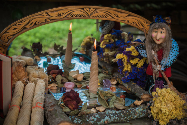 Maaginen rituaali kynttilällä. Käsite pakanuus ja Wicca, slaavilainen taika - Valokuva, kuva