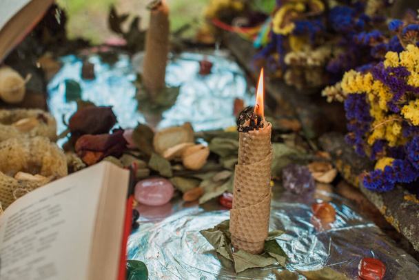 Kouzelný rituál se svíčkou. Koncept pohanství a čarodějnictví, slovanská magie - Fotografie, Obrázek