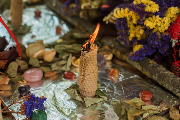 Rituale magico con una candela. Concetto di Paganesimo e Wicca, magia slava - Foto, immagini