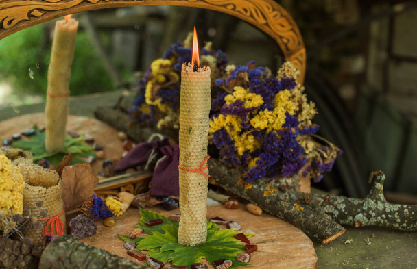 Magisches Ritual mit einer Kerze. Konzept des Heidentums und Wicca, slawische Magie - Foto, Bild